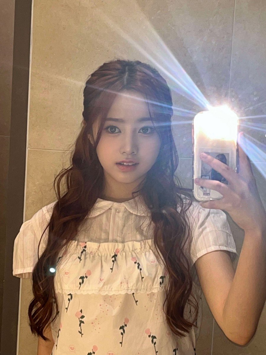 UNIS_offcl's tweet image. 🐰~Mirror mirror~🪞

#UNIS #유니스
#ELISIA #엘리시아