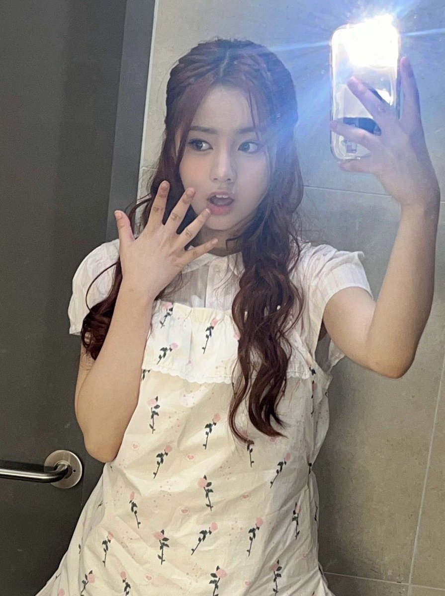 UNIS_offcl's tweet image. 🐰~Mirror mirror~🪞

#UNIS #유니스
#ELISIA #엘리시아