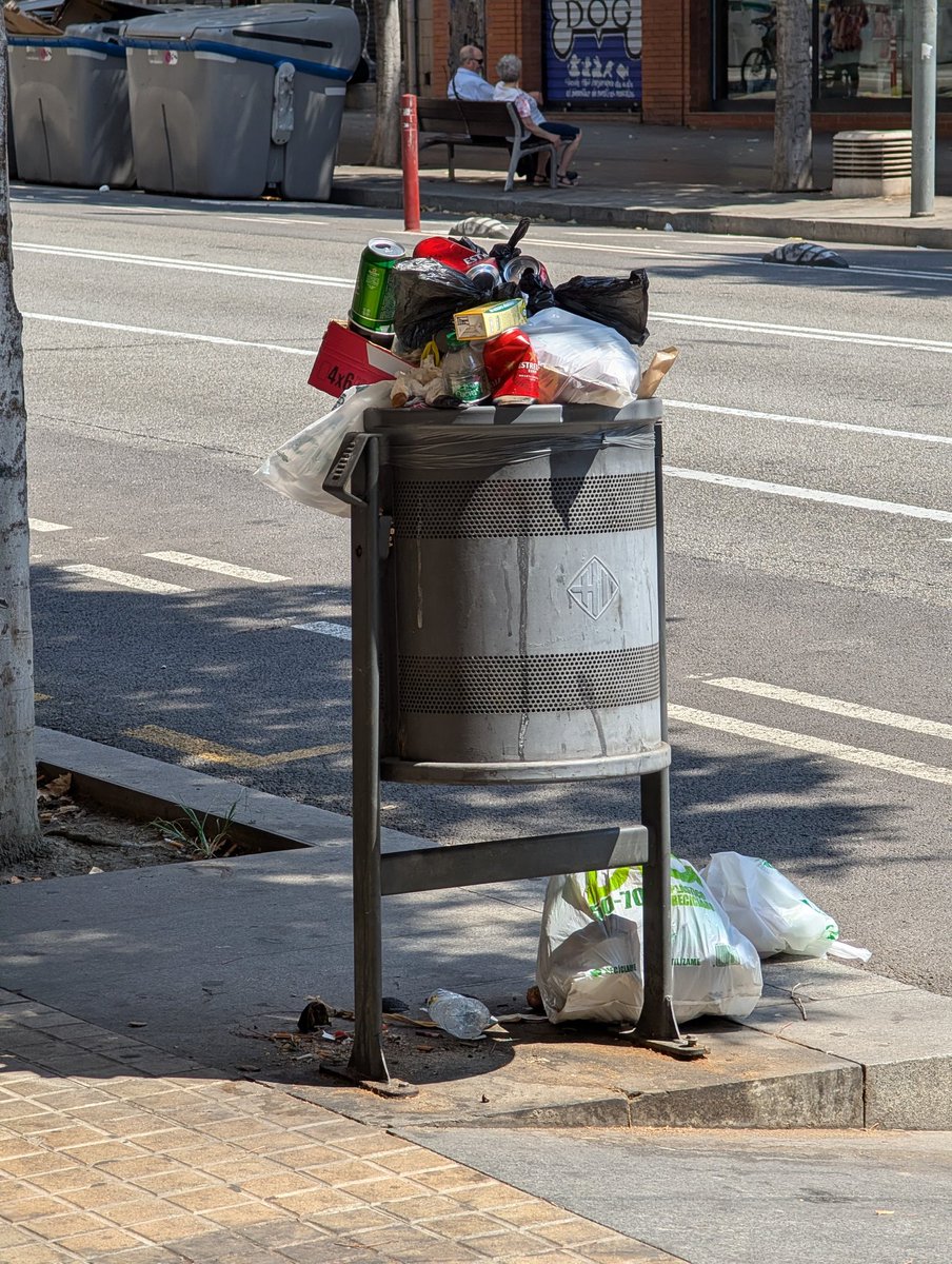 Contenidors i papereres plens des de fa dies, brutícia per tot arreu, olor a pixat insuportable. <a href="/bcn_ajuntament/">Ajuntament de Barcelona</a> <a href="/Bcn_SantMarti/">Districte de Sant Martí</a> 
Ens heu abandonat? No podem viure en una ciutat així.
<a href="/avvc_ca/">Associació de Veïnes i Veïns Clot-Camp de l'Arpa</a>