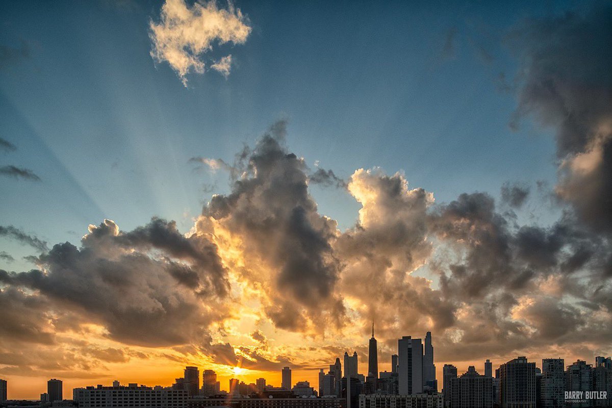 Sunday Chicago Sunrise.   Today in the Windy City.  #weather #ilwx #news #chicago
