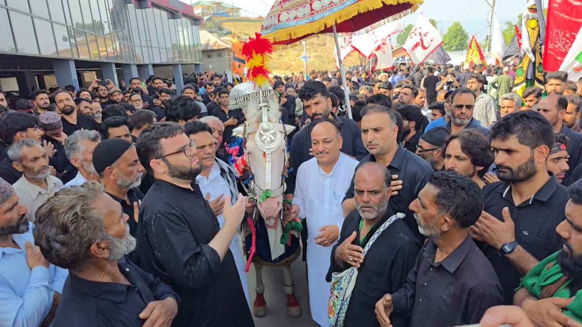 KNSKashmir's tweet photo. #KNSUPDATE || Christian delegation participated in Zuljana Procession in Budgam As soon as the procession on 10th Muharram was carried out from Imam Bargha Mirgung Budgam to Markazi Imam Bargha Budgam the people belonging to various section , Sikhs, Pandits reached the Budgam to pay Among the mourners, a Christian delegation paid respect to Zulajana “Today, we stand together in our shared humanity. Jesus Christ  has taught us that all are the same.”

@ShianSharie @agamujtaba