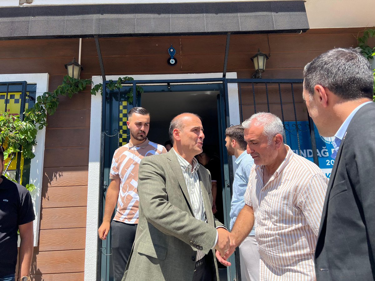 Taziye ziyaretimiz sonrası, Yönetim kurulu Üyelerimiz ve Gençlik Kolları Başkanımız ile birlikte Beşikkaya mahallemizde bulunan Yeni Yol Kültür Taksi durağını ziyaret ederek taksici esnaflarımızla hasbihal edip, hayırlı işler ve kolaylıklar diledik. 

#KalbimizAltındağ