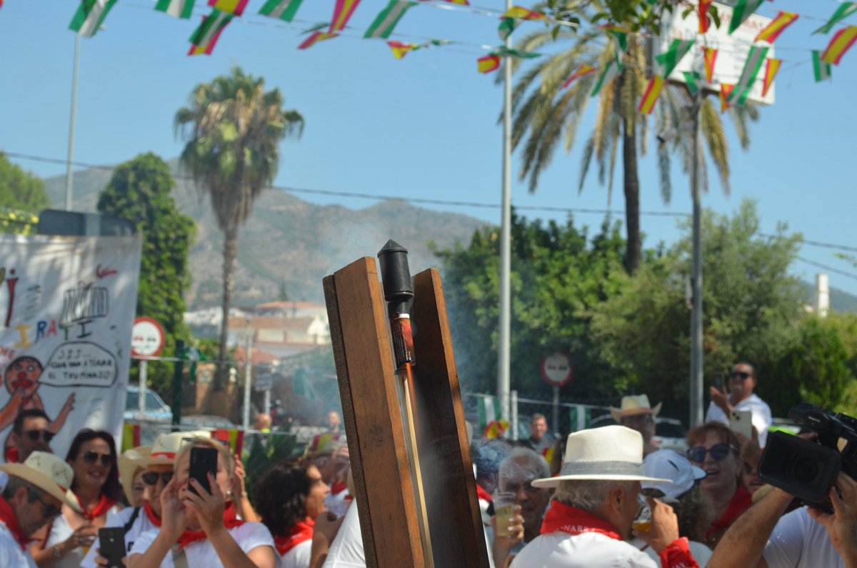 🚩 Tradicional chupinazo de Casa Navarra

Un placer acompañar un año más a nuestros vecinos y vecinas navarras en este día tan especial, que evidencia el fuerte vínculo que tiene #Mijas con el pueblo navarro. ¡Feliz San Fermín a tod@s!