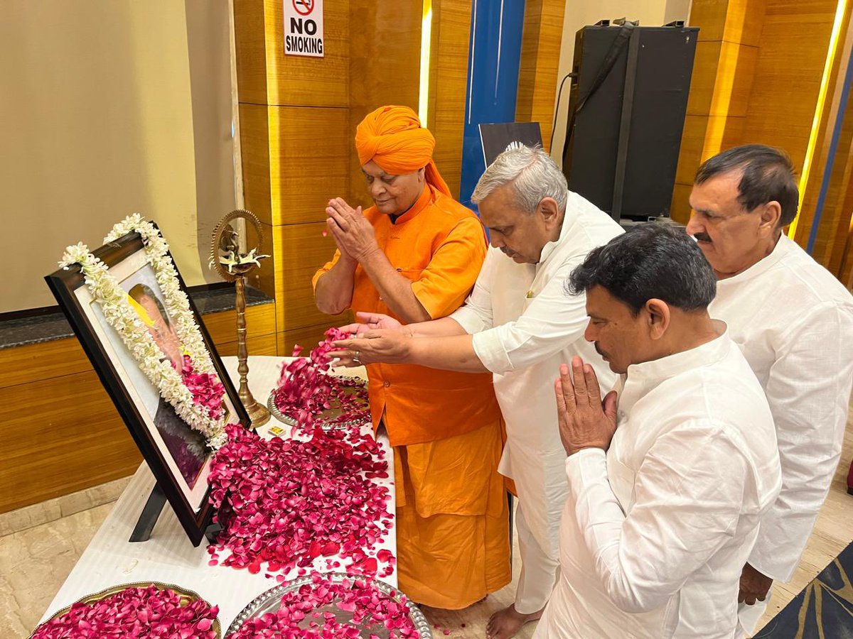ग्रामीण क्षेत्र अधिकारी कल्याण परिषद, उत्तर प्रदेश के 29वें स्थापना दिवस एवं स्व. सुरेन्द्र कुमार वर्मा जी, आई.ए.एस. की श्रद्धांजलि सभा में शामिल होकर वर्मा जी को भावभीनी श्रद्धांजलि अर्पित की।
