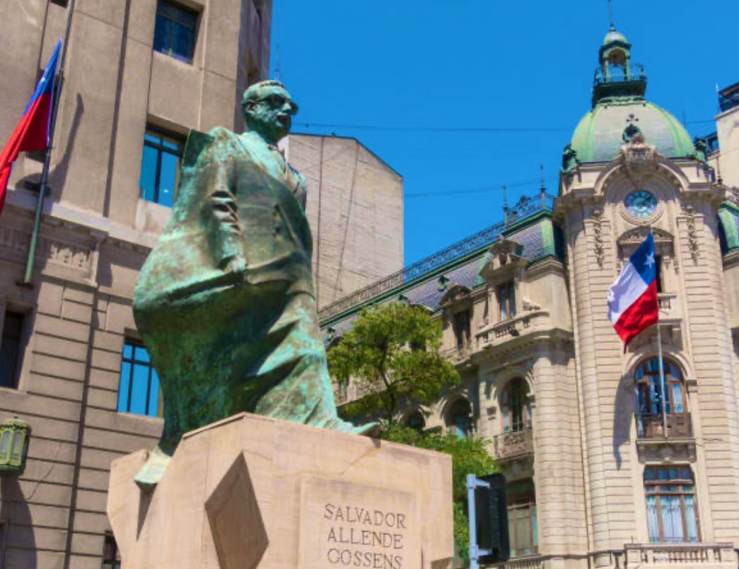 YANGINA DÖNMESİ İSTENEN O ŞEY NE? 
 
Santiago’nun tozlu arka sokaklarında hâlâ yankılanır Salvador Allende’nin sesi. 

Bu, bir liderin değil sadece, yoksulların göz hizasında yürüyen bir insanın sesidir…

Öyle dedi bir Şilili.. 

Her köşede bir haykırış.. 

Yıkık dökük evlerde,