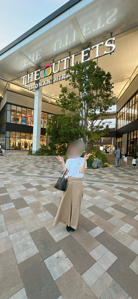 renapee0's tweet photo. お祭りのあとは、アウトレット���ドンキにきたよ🥰✨

お店で踊ってるわたし、不審者で通報されちゃうかなっ？🤣💙💦笑

いまだにおしっこはいけてません。。🥶💦 https://t.co/afbDFc6SC5