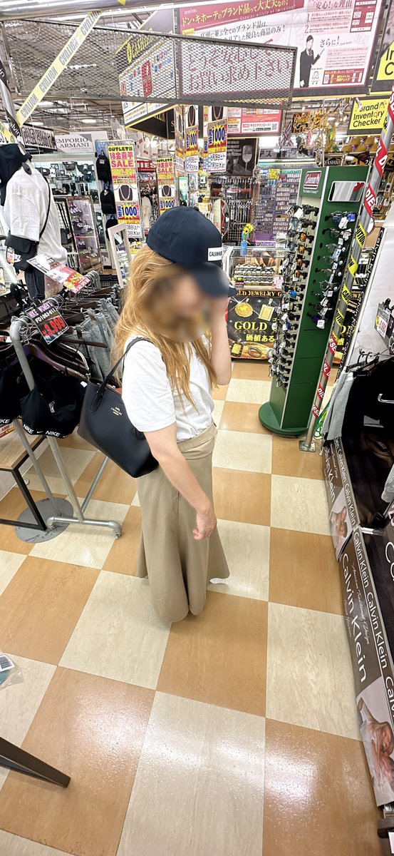 renapee0's tweet photo. お祭りのあとは、アウトレット���ドンキにきたよ🥰✨

お店で踊ってるわたし、不審者で通報されちゃうかなっ？🤣💙💦笑

いまだにおしっこはいけてません。。🥶💦 https://t.co/afbDFc6SC5