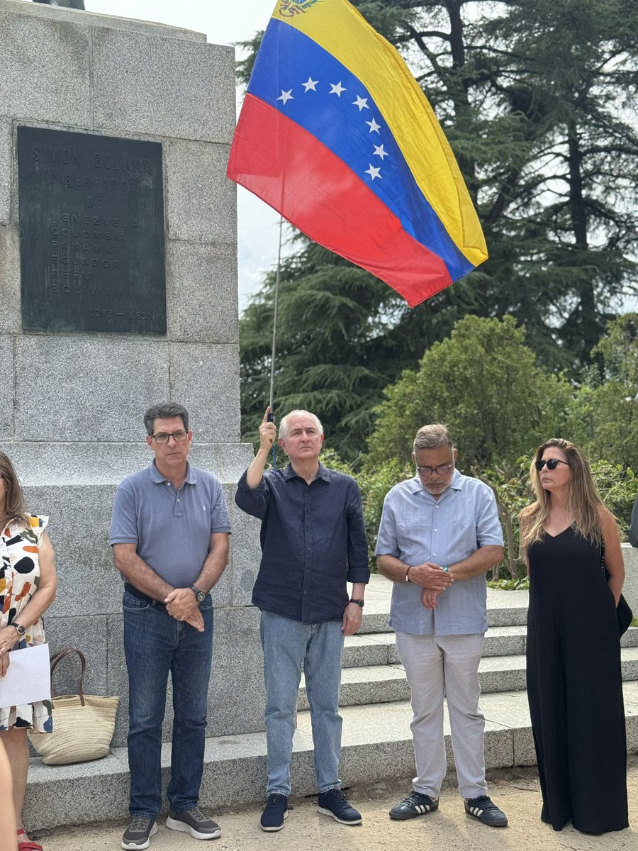 Este año, nos reunimos en el Parque del Oeste de Madrid, frente a la estatua ecuestre del Libertador, para reafirmar ese compromiso. No como ceremonia nostálgica, sino como acto de resistencia. Porque hoy, mientras la tiranía recicla viejos cuentos de invasión para distraer del