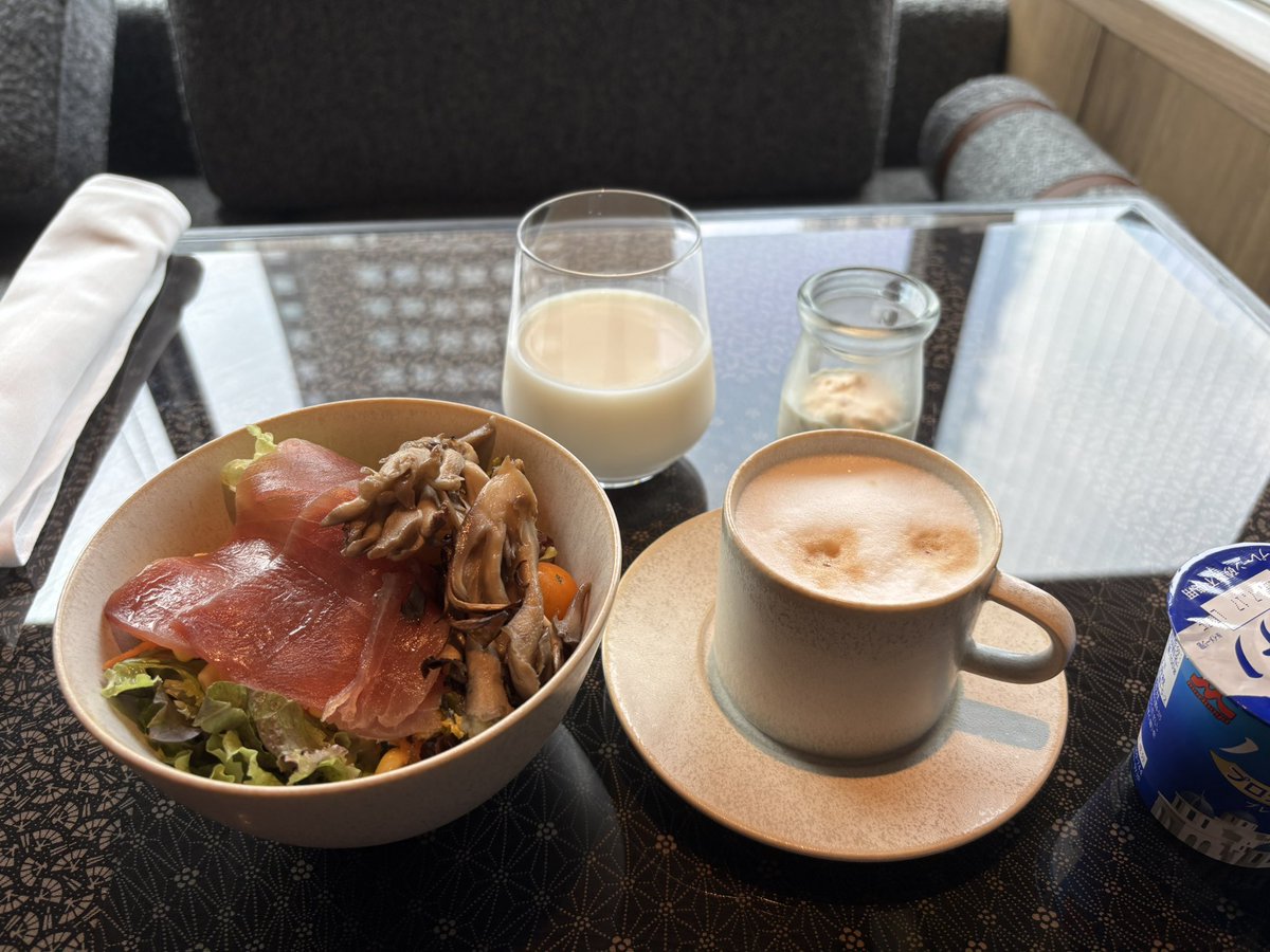 charlieb_lucy's tweet image. 初めてのHyatt Regency Tokyo. ラウンジもリノベ後で◎