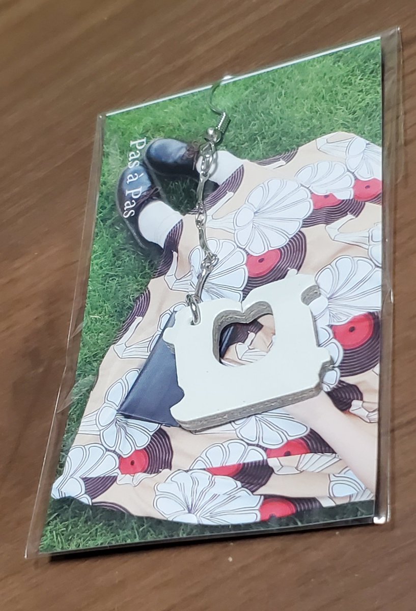 Tkahiiiiiiiiii's tweet image. #デザフェス戦利品
Pas a Pasさん(@Pas_a_Pas000)のブースにて バッグクロージャーのピアスを購入しました。いつかは鞄も購入したいですね(&gt;ω&lt;)
#デザフェス61