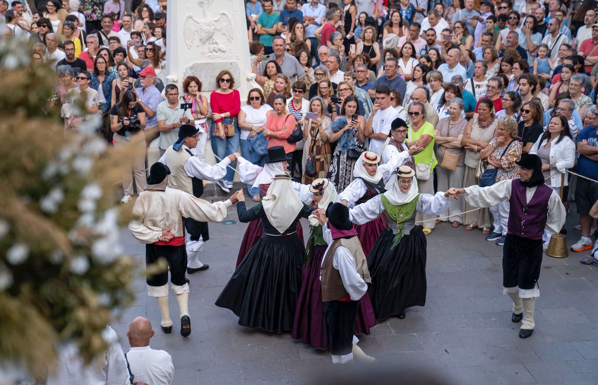 Los Heraldos y las figuras festivas de La Palma celebran la alegría de la #SemanaChica en #SantaCruzdeLaPalma con motivo de la LXX edición de las Fiestas Lustrales de la #BajadadelaVirgendelasNieves.