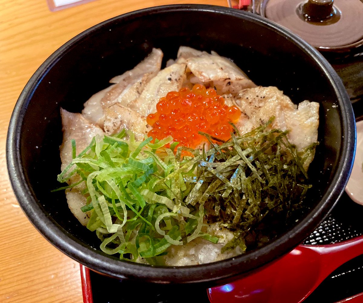 morpho_sk's tweet photo. 昼食、夕食、昼食
海鮮丼☺️
魚はいいなあ https://t.co/MAeTYzfLkP