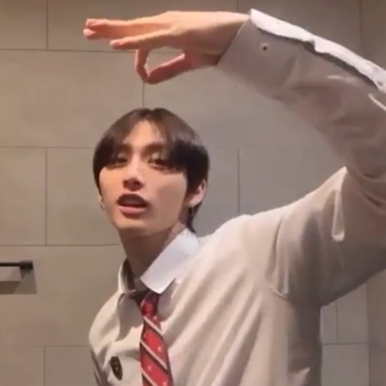 zorana is seeing 1verse !! 04/19 tweet media