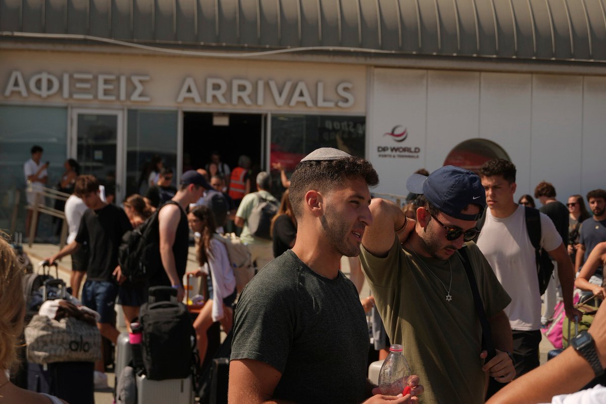 CIPRIOTAS DENUNCIAM FORMAÇÃO DE GUETOS ISRAELITAS NA ILHA

🇨🇾 🇮🇱 O Chipre alarmado com a tomada da ilha por cidadãos israelitas. Agora, até os políticos do país acusam que se gerou um esquema imobiliário entre os novos residentes, que os permite comprar propriedades a preços mais