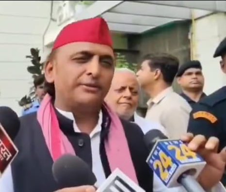 आज अखिलेश यादव ने मीडिया के मजे ले लिए😃😂

अखिलेश यादव जी मीडिया से बात कर रहे थे तभी अखिलेश यादव जी ने कहा कि

मुझे नहीं पता News 24 को कितना बजट मिला होगा, ANI को कितना बजट मिला होगा, भारत समाचार को कितना बजट मिला होगा,

इसमें सबसे इंट्रेस्टिंग बात यह है कि

अखिलेश यादव ने यह