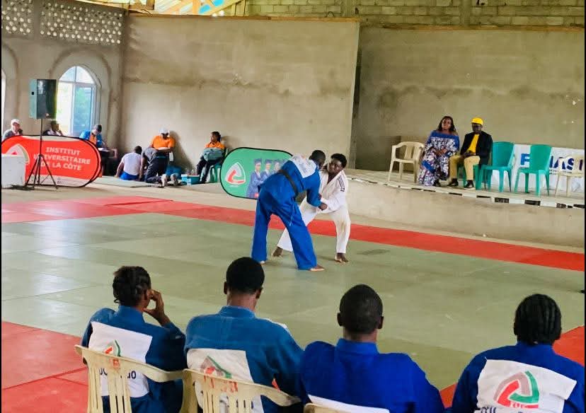 iucdouala's tweet photo. Judo 🥋 : Demi-finale terminée ! L'IUC bat l'Université de Buea et se qualifie pour la finale d'or qui débute dans quelques instants ! 🔜🏅

 #Judo #IUC #Chazu2025 #Buea #Zonal #fenasu #MINESUP https://t.co/YkddzgdYGe