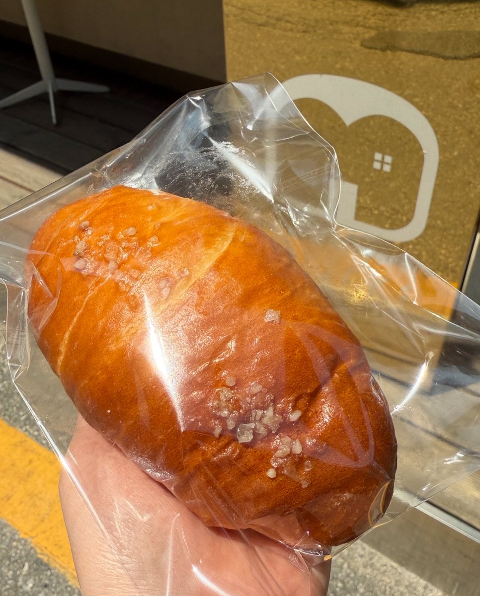 ノンヒョン駅3番近くで見つけたMarke Bakeryの塩パンがまっっっじで美味しい🥺🩷色んな種類の塩パンがありますが、この東京塩パンを買ってすぐ食べてみて下さい！！サックサクでバターがジュワッとして飛びます🤤塩パン好きは好きなこと間違いなし🥐地図→

📍Marke Bakery
　강남구 논현동 143-23 https://t.co/lQfdCZBT7B