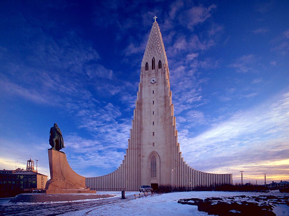 Art_Design_Ai's tweet image. This iconic building is Hallgrímskirkja, a Lutheran parish church in Reykjavík, Iceland.
The architect, Guðjón Samúelsson, specifically designed Hallgrímskirkja to resemble the basalt lava flows and columns that are a distinctive geological feature of Iceland's landscape. So,…