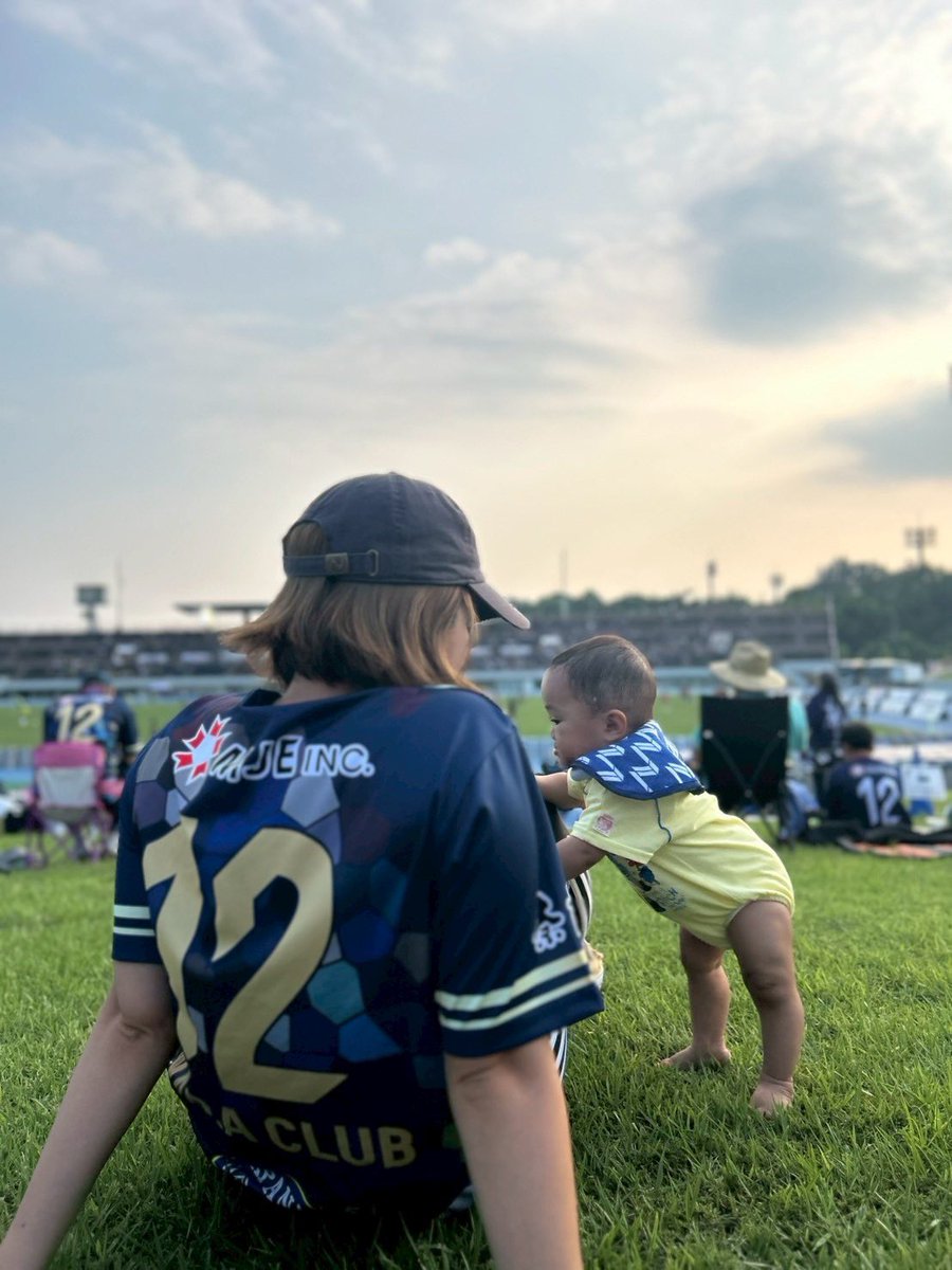 芝生席でのんびりサッカー観戦⚽️🏟️

太鼓の音にに興味津々👀🥁✨

#奈良クラブ
#naraclub