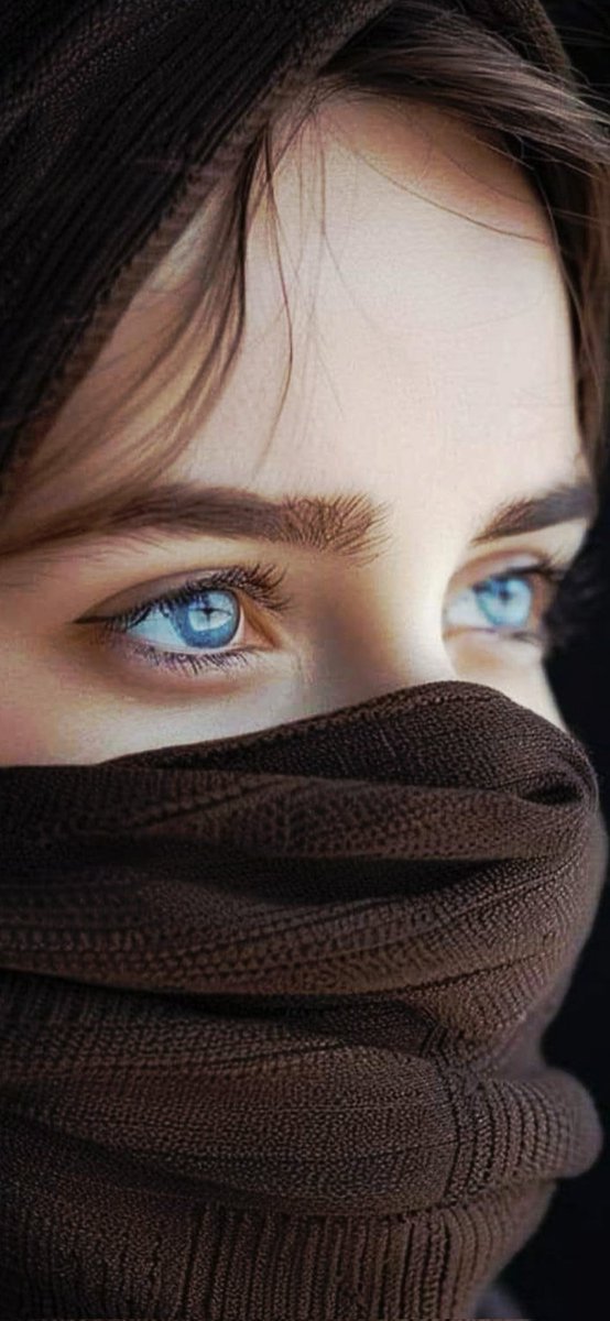 ترنيمه 
للعين سِحْرٌ فاتكٌ قتّالُ 
ورموشها تحت السيوف نِبالُ
ما للمليحة لا تجودُ بنظرة 
أمْ أنّ بدءَ الوصل فيه دلالُ 
بعضُ العيون تريكَ كوناً هادئ 
والبعضُ فيها يَكمُنُ الزلزالُ