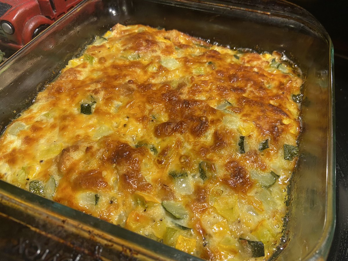We grilled some great burgers this weekend, and we nommed on them alongside grilled corn and baked beans. 🤤 I also made a delicious casserole with squash and zucchini from the backyard garden.