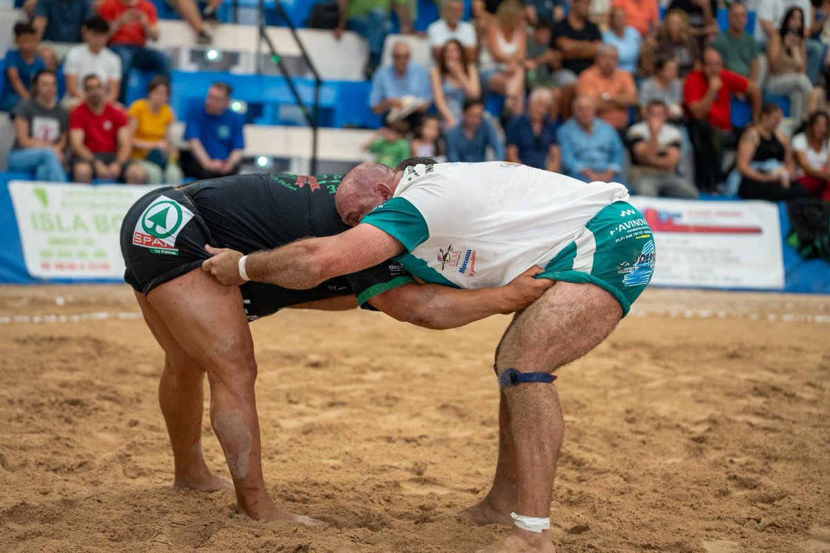La #LuchadaLustral demuestra el alto nivel del deporte vernáculo en Santa Cruz de La Palma con un magnífico encuentro entre los clubes Candelaria y Tedote.
CL Candelaria ganó esta competición y Pedro Hernández (Pepi) se alzó con el ‘fajín Elías Martín’, en el desafío de puntales
