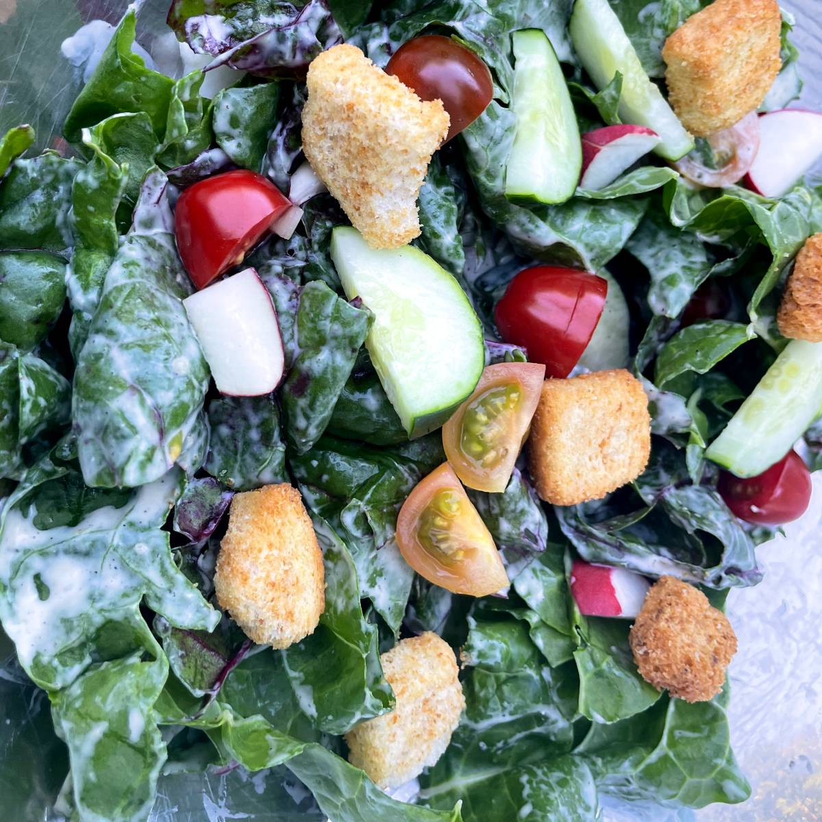 New recipe just posted!  

This quick Swiss chard salad is a delicious way to enjoy seasonal greens! Tossed with a vegan Caesar dressing and your favorite veggies, it’s versatile, refreshing, and perfect for summer meals.

cookingchatfood.com/swiss-chard-sa…

#recipes #Salad