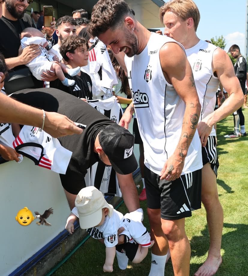 Yemin ediyorum harika bir fotoğraf ya :) 
Rafa Silva gibi yetenekli olsun bebeğin ayağını Rafa’nın bacağına sürüyor :))
