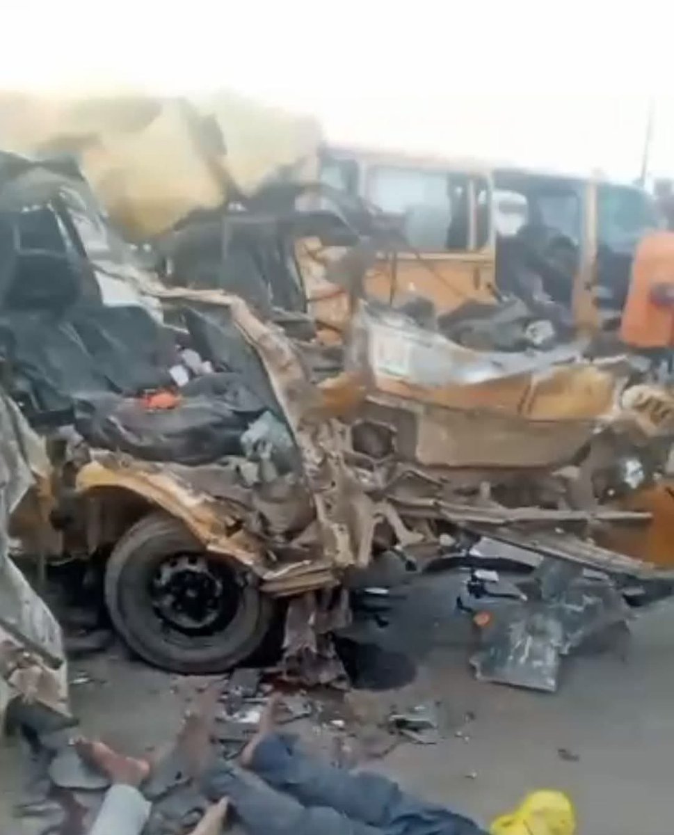 BLACK SUNDAY TRAGEDY: 9 Feared Dead as Passenger Bus Crashes Into Trailer at Atura, Along Lagos-Badagry Expressway 

Source: CityMood Badagry