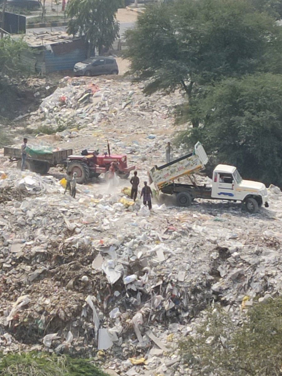 Saumya Gupta (@gsam2411) on Twitter photo mountain of C&D waste and rotting municipal garbage.
This is life in Sector 55 Kudagram.
Despite repeated pleas to @MCGurugram @GMDAofficial @HSVPHaryana <a href="/TejpalTanwar/">tejpal Tanwar</a> @NarayanaBhadana,
Will <a href="/cmohry/">CMO Haryana</a> <a href="/swachhbharat/">Swachh Bharat Mission - Grameen</a> act?
#SwachhBharat #Gurugram #YeThikKarkeDikhao mountain of C&D waste and rotting municipal garbage.
This is life in Sector 55 Kudagram.
Despite repeated pleas to @MCGurugram @GMDAofficial @HSVPHaryana <a href="/TejpalTanwar/">tejpal Tanwar</a> @NarayanaBhadana,
Will <a href="/cmohry/">CMO Haryana</a> <a href="/swachhbharat/">Swachh Bharat Mission - Grameen</a> act?
#SwachhBharat #Gurugram #YeThikKarkeDikhao