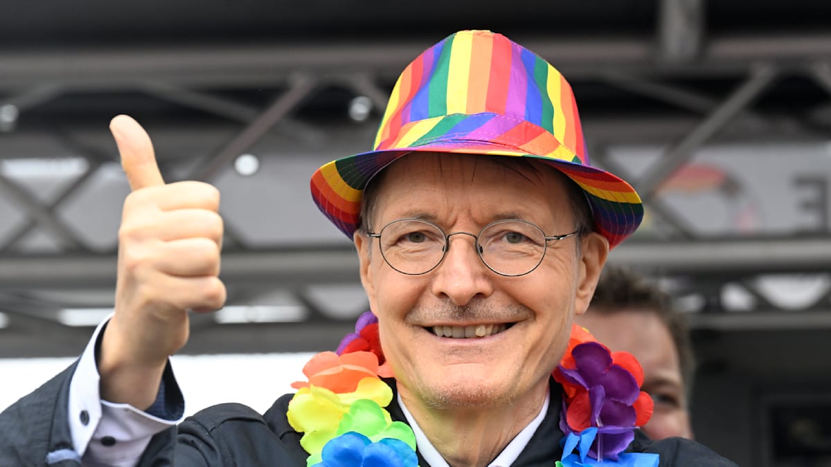 welt's tweet photo. Lauterbach, Bas, Strack-Zimmermann – Polit-Prominenz feiert auf der „Cologne Pride" https://t.co/lobYtH6Yle https://t.co/Qdyj91J3YT