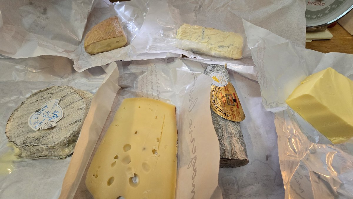 0xMetso's tweet photo. In every bite, I taste the pasture, the sun, the grass and the calm. I love cheese. https://t.co/l8vqVsna5z