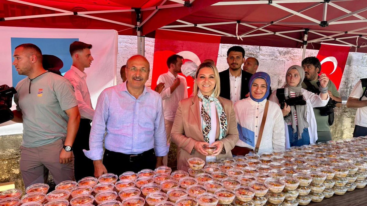 Süleymaniye Camii’nin gölgesinde, Mimar Sinan’ın asırlık vasiyetini yerine getiren Gürsoy Vakfı’nın anlamlı etkinliğine katıldık.

Paylaşmanın, birlikteliğin ve bereketin simgesi olan aşure ikramında bir araya gelmekten büyük memnuniyet duydum…

Emeği geçen herkese teşekkür