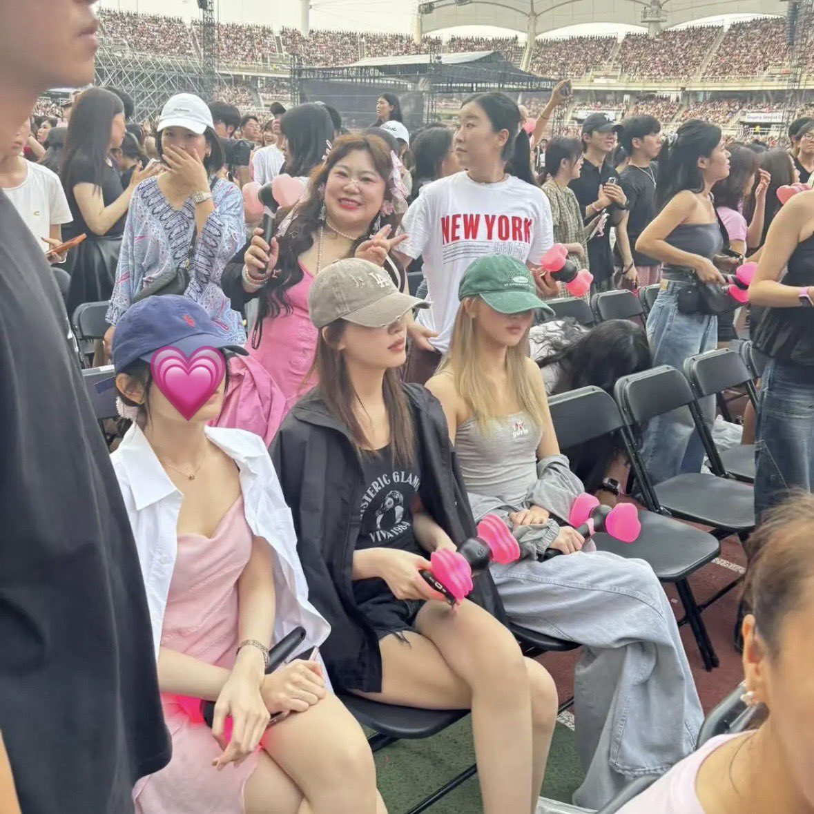 IVE members spotted at BLACKPINK’s Deadline Day 2 Concert~ make sure to have lots of fun, girls! 🖤💗🧡

#IVE #아이브 #블랙핑크 #BLACKPINK
