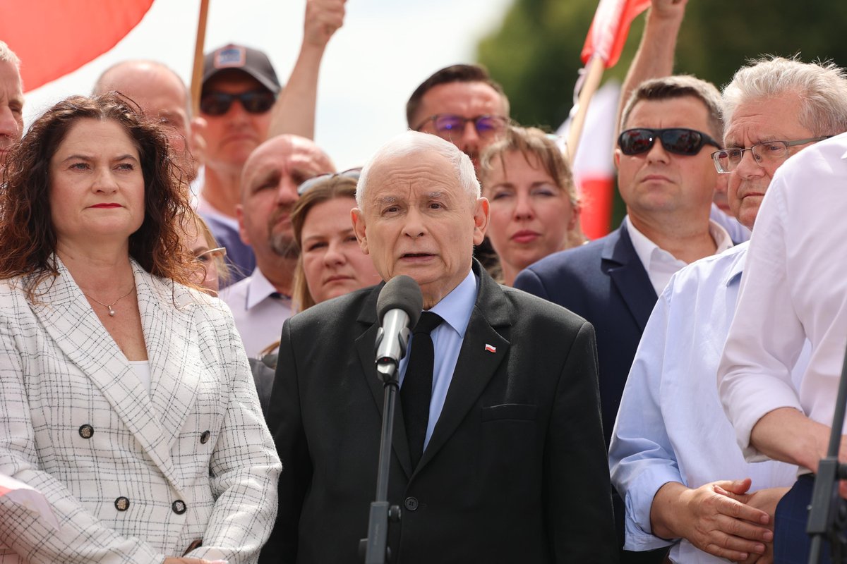 Prawo i Sprawiedliwość (@pisorgpl) on Twitter photo 💬 Prezes PiS J. Kaczyński <a href="/OficjalnyJK/">Jarosław Kaczyński</a>: To niesłychane, żeby jedno państwo drugiemu przepychało w sposób bezpodstawny tysiące nielegalnych migrantów, którzy zakłócają bezpieczeństwo Polaków. Nie możemy w żadnym wypadku przechodzić obok tego obojętnie. To nie jest tylko kwestia 💬 Prezes PiS J. Kaczyński <a href="/OficjalnyJK/">Jarosław Kaczyński</a>: To niesłychane, żeby jedno państwo drugiemu przepychało w sposób bezpodstawny tysiące nielegalnych migrantów, którzy zakłócają bezpieczeństwo Polaków. Nie możemy w żadnym wypadku przechodzić obok tego obojętnie. To nie jest tylko kwestia