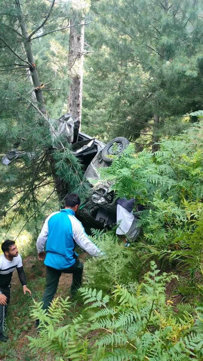 jkmediasocial's tweet photo. An accident has been reported at the high-altitude #SadhnaTop in north Kashmir involving vehicle number JK09B 2619. As per initial reports, one death has been confirmed. Further details are awaited.
#Karnah #Accident #Kashmir #JammuAndKashmir https://t.co/xIbXtg7P1d