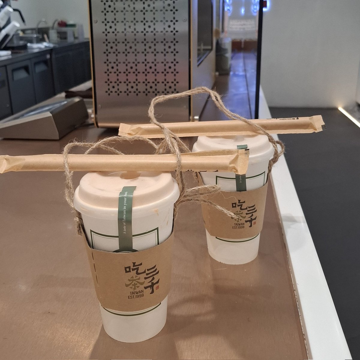 88cmochi's tweet image. what i ate today vs. what my journal looks like 🧋🍱

#journal #junkjournal #scrapbook #mochifile