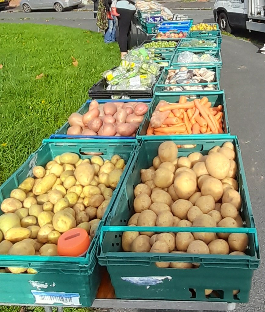 kev4HandH's tweet image. Tomorrow, (Monday), St Martin's FoodShare as usual. 11am Scout Hut, Blackmarston Rd & 12.15 pm St Martin's Church, Ross Rd. Prevent waste by sharing food being thrown away by shops. All welcome.
At church, a hot lunch is available free.
I'll be at both venues if you need a chat.