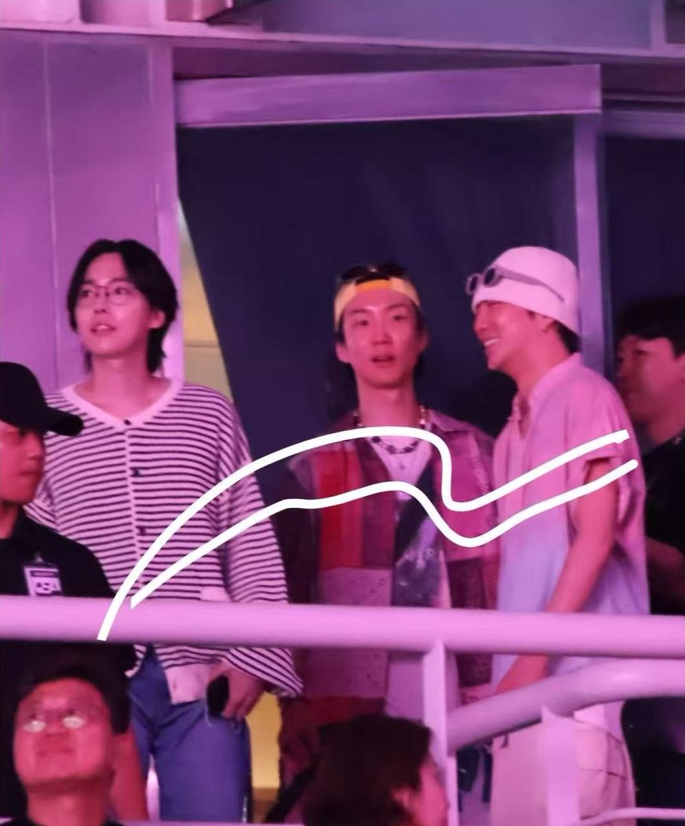 jinulove3's tweet photo. Jinu is also on BLACKPINK concert.
#김진우 #JINU #위너 #WINNER @official_jinu_ @yginnercircle @yg_winnercity https://t.co/GXbBqBdE0o