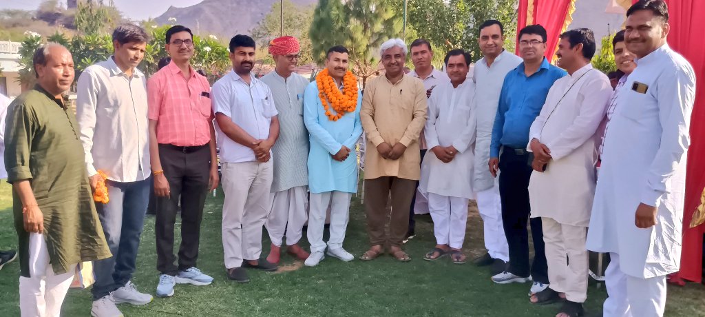 आप सभी का हार्दिक आभार आदरणीय 🙏
#Memories   shower of #love  n #respect 
#Value of #Education #nature #life #lifestyle  #trending #Photography