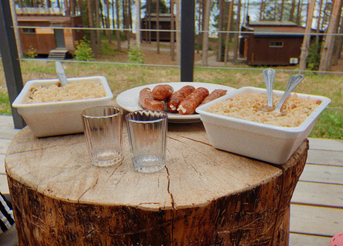 Карельский лес, озеро, ты, я, сосисоны с гриля и дошираки.
Как тебе такая идея?