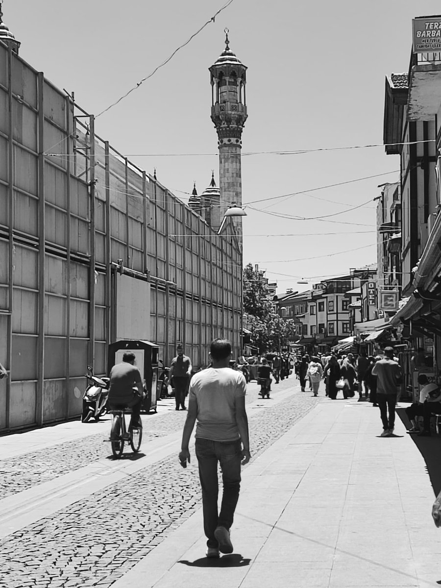 Konya'nın en büyük açık AVM'si olan Tarihi Bedesten Çarşısı yaklaşık 2 bin yıldır ticari faaliyetlere ev sahipliği yapıyor.

Şehrin tarihi dokusunu yansıtan "Tarihi Bedesten Çarşısı"nda 40 adet sokak ve 2687 tane dükkan bulunur.
