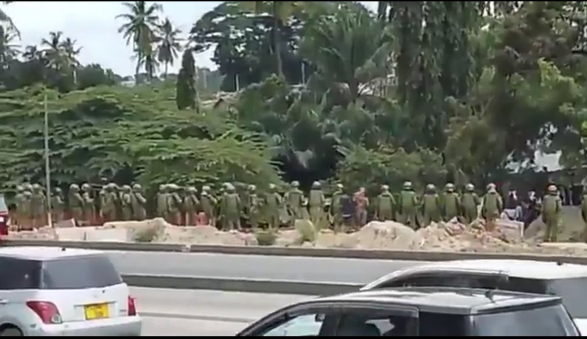 HecheJohn's tweet photo. Tanzania is officially a police state.

Hawa ni polisi wanazuia watu kuabudu kwasababu Askofu wao amekemea utekaji.

Kwamba Gwajima angepongeza watekaji leo kanisa lake lisingefungwa. https://t.co/bzObBebRO4