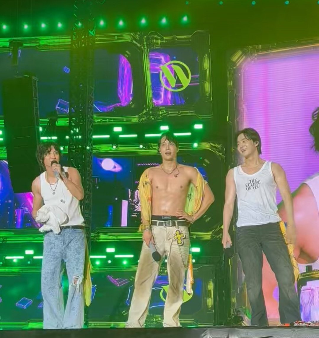 جمعشون فقط سهون, ییشینگ, بکهیون, جونگده مینسوک و کیونگ کم داره...چیزی نیست ک ❤️‍🩹....
#KAIxWATERBOMB 
#KAI_WATERBOMB_SEOUL 
<a href="/weareoneEXO/">EXO</a>