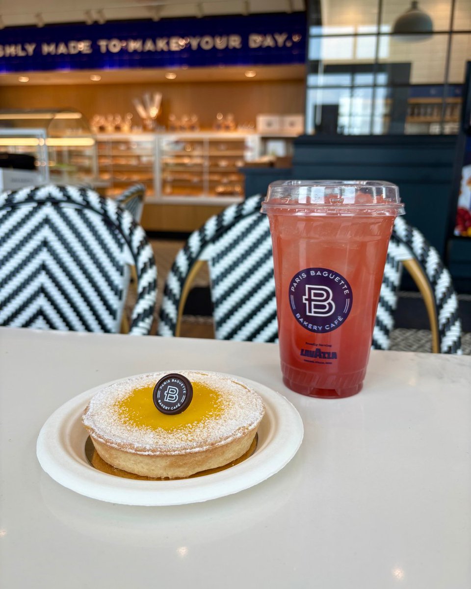 The perfect summer treat 🍓🍋

#strawberrylemonade #strawberry #lemon #lemontart #pastries #parisbaguette #refreshers
