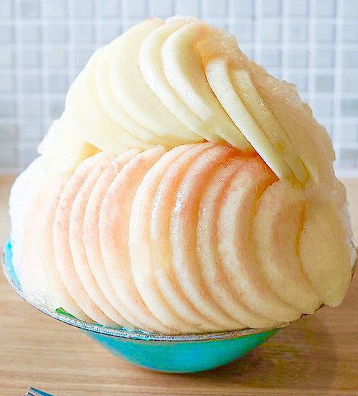 大阪府堺市白鷺駅近くにあるお店「GREEN KETTLE」の、桃を丸ごと1つ使い、中にはバニラアイスと自家製のほうじ茶ムースが入った「極!!たっぷり桃ミルク氷」✨