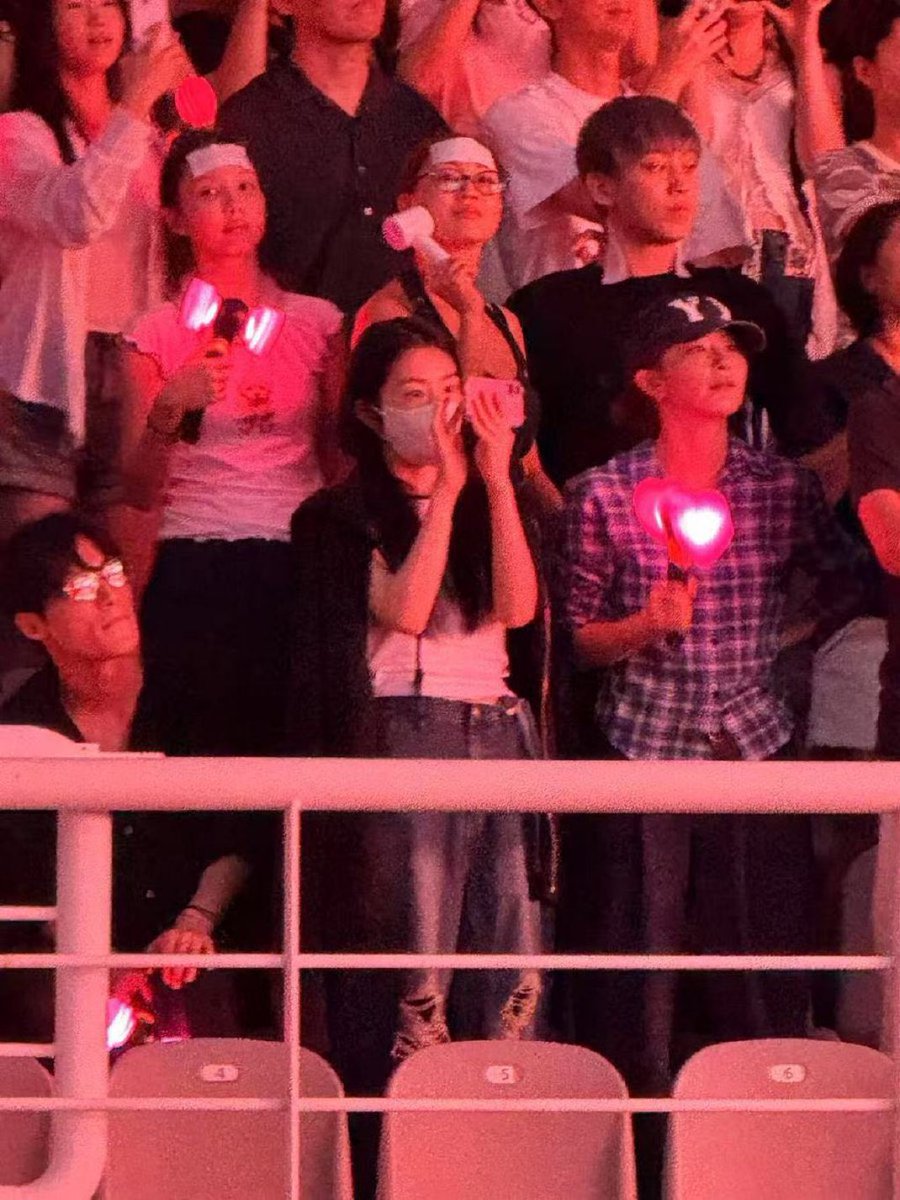 LiLoGift's tweet image. แล้วนายอนกับจีฮโยแปะเจลเย็นตอนดูคอน มอมมากกกกก 55555555 ซึลรีนเค้ายังคงลุคส์คุณหนูตามสไตล์เด็กตึกชม ส่วนไอ้เด็กตึกฟ้า 555555555