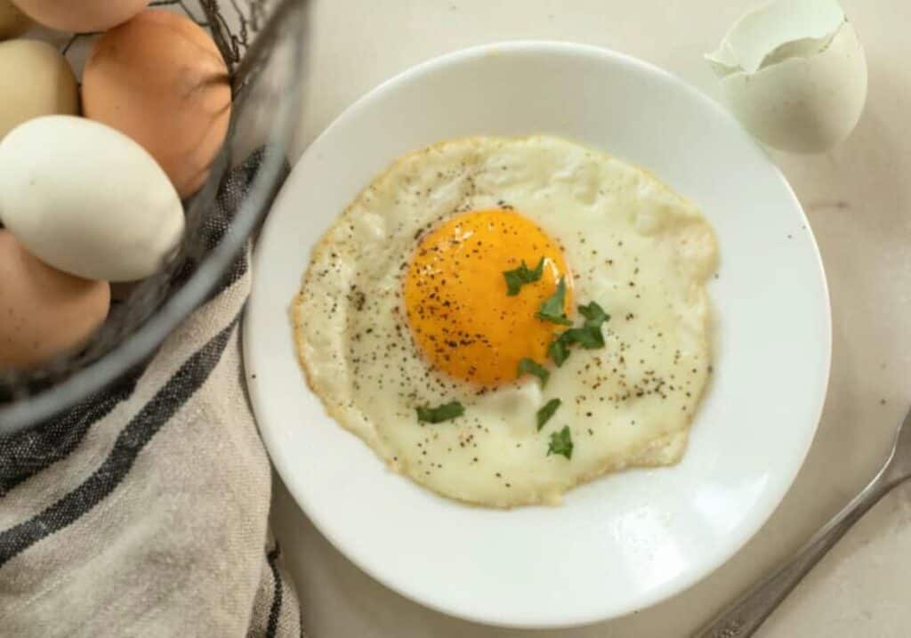 KristenJakobitz's tweet image. One large egg contains about 16% of daily #iodine and 20% of daily #selenium you need—making #eggs a thyroid superfood.

If you haven&apos;t been instructed otherwise by your healthcare provider, eat the whole egg—much of that iodine and selenium is located in the yolk.
#ThyroidHealth…