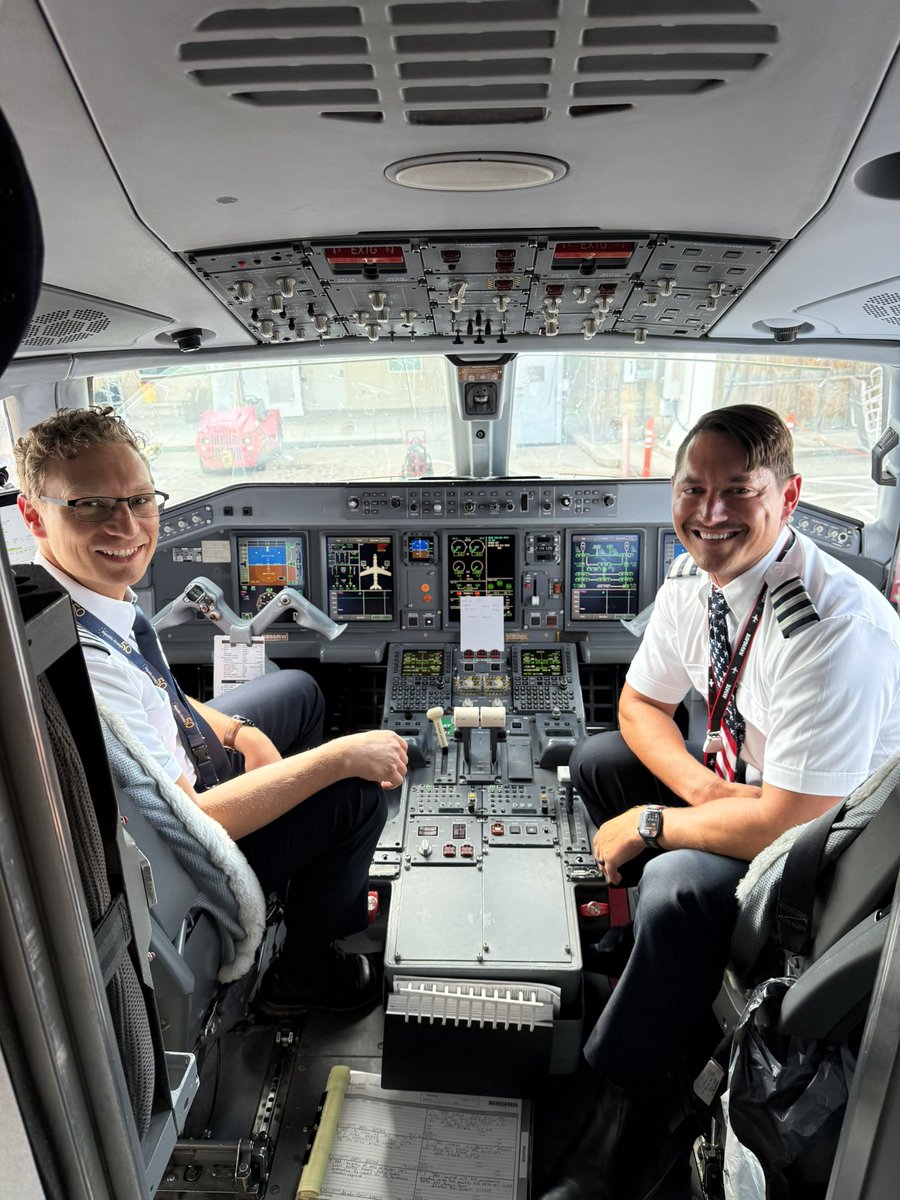 soar_n_sand's tweet photo. Full circle moment: Abe and I were flight school roommates and flew together as students in DA40s. Yesterday we found ourselves both reassigned and flying together again, this time in the flight deck of an #E175 #pilotlife #RepublicAirways #FlyWithLIFT #pilot https://t.co/6AHRXcdJRa