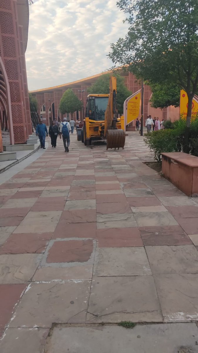 AnujYad59395943's tweet image. अवध शिल्प ग्राम में हो रहा तोड़फोड़ आखिर इतनी बड़ी कौन सी आफत आ गई कि वही पर लगा आम महोत्सव का समापन भी नहीं हुआ तोड़फोड़ शुरू हो गई जवाब दे सरकार और सरकार के अधिकारी।
@pathakalok68 @yadavakhilesh @AnilYadavmedia1 @bstvlive